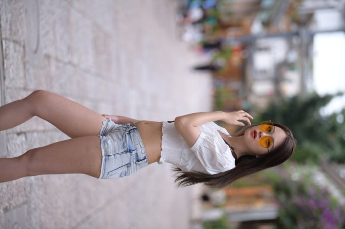 戴太阳镜的牛仔短裤紧身牛仔MM【167P】00021-雅酷图