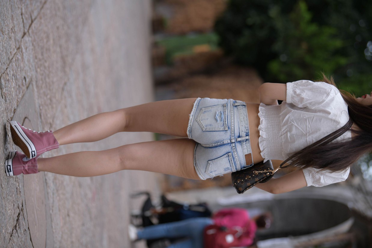 戴太阳镜的牛仔短裤紧身牛仔MM【167P】00021插图5