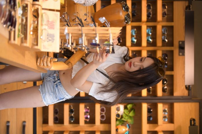 头戴花环的南方姑娘身穿紧身牛仔短裤【161P】00028-雅酷图