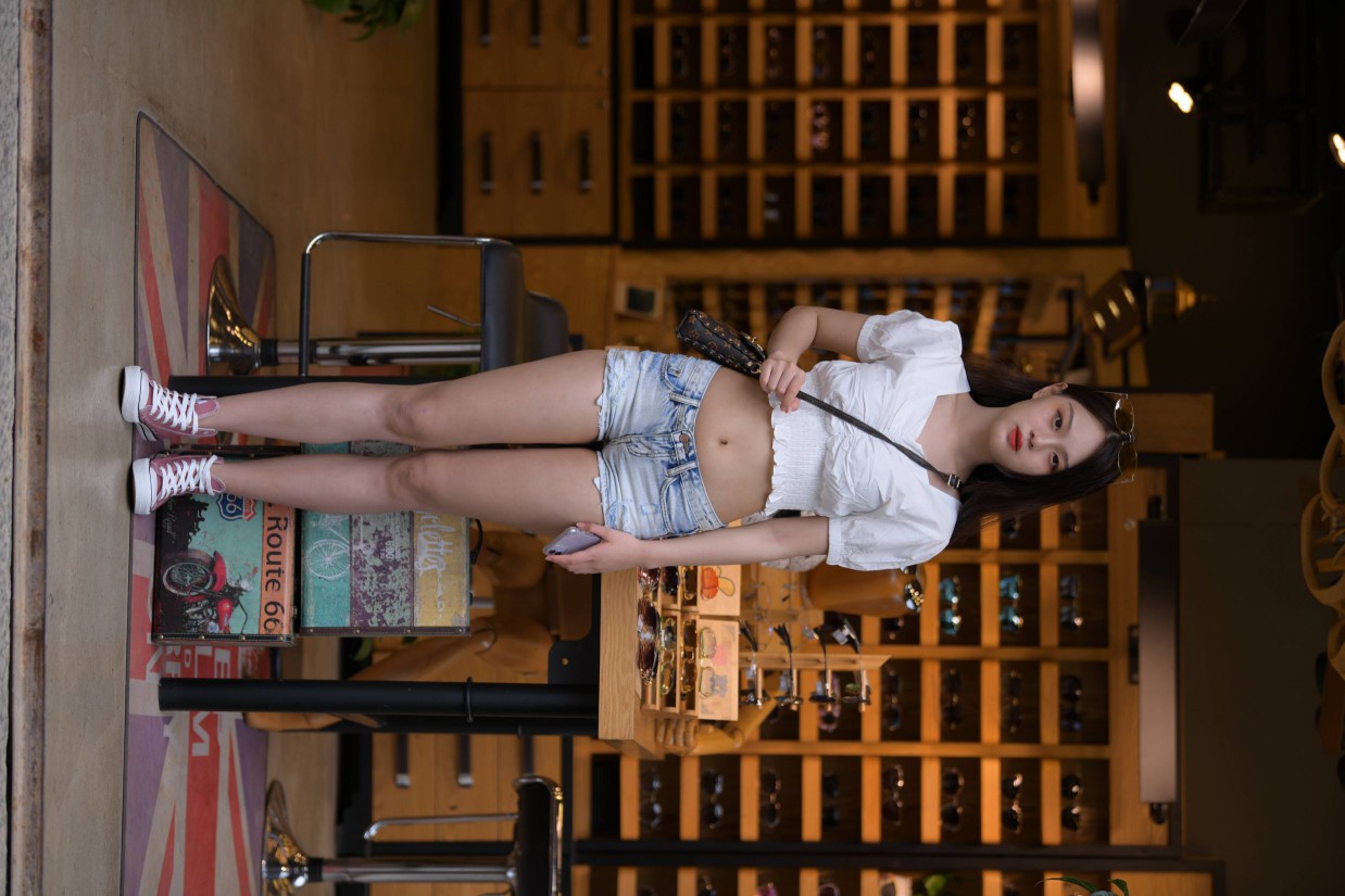 头戴花环的南方姑娘身穿紧身牛仔短裤【161P】00028插图5