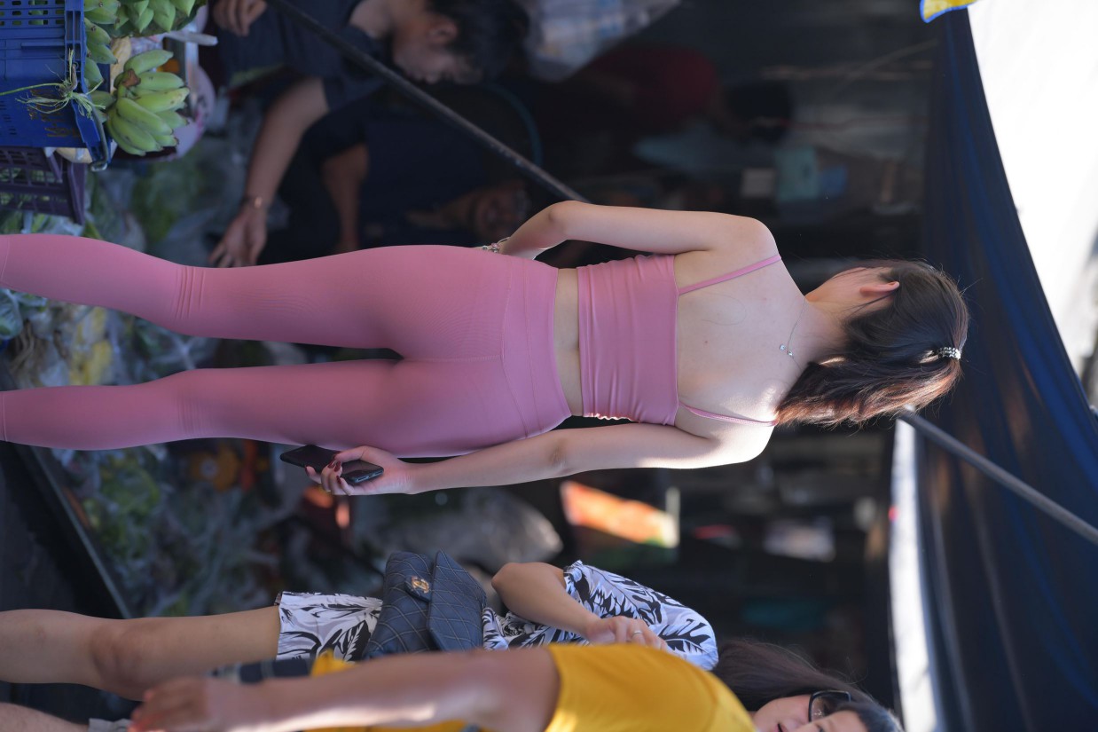 粉色的甜美瑜伽裤女孩在逛街【372P】00057插图2