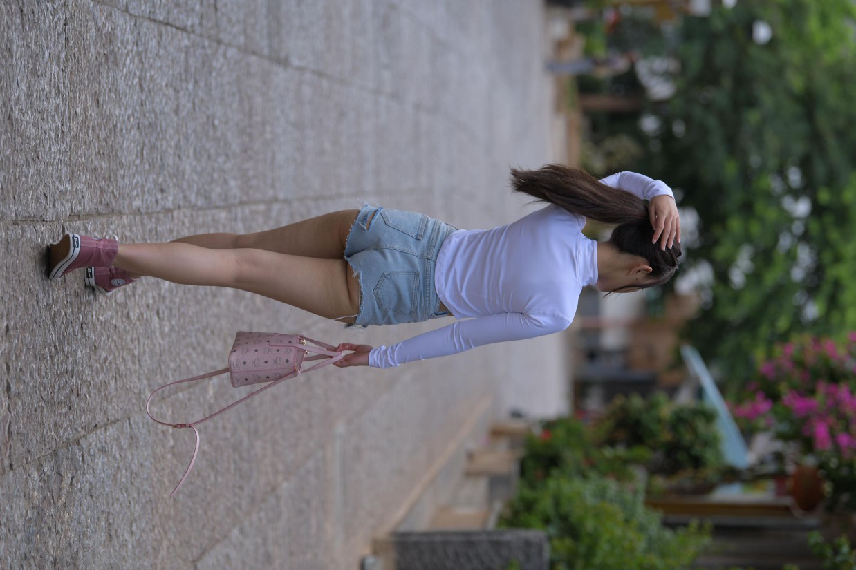 紧身牛仔短裤骑自行车的漂亮女孩【588P】00053插图1