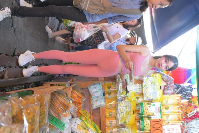 粉色的甜美瑜伽裤女孩在逛街【372P】00057-雅酷图