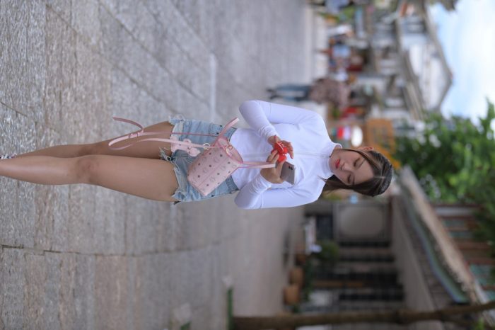 紧身牛仔短裤骑自行车的漂亮女孩【588P】00053-雅酷图