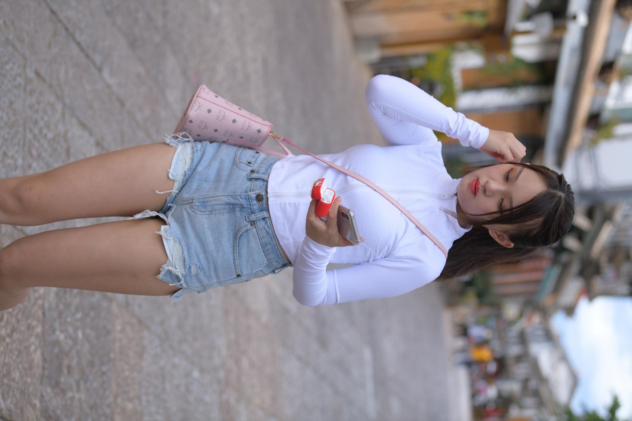 紧身牛仔短裤骑自行车的漂亮女孩【588P】00053插图3