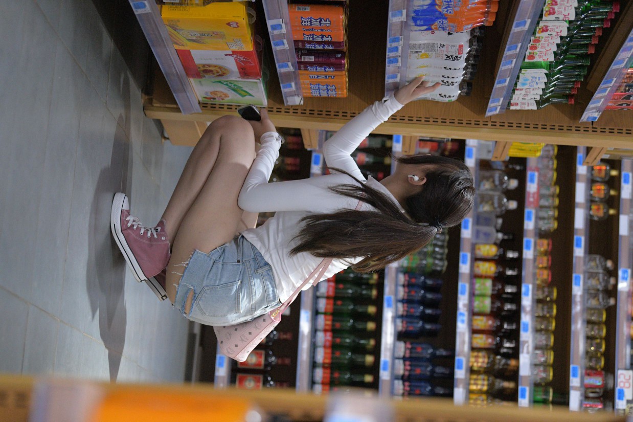 紧身牛仔短裤骑自行车的漂亮女孩【588P】00053插图4