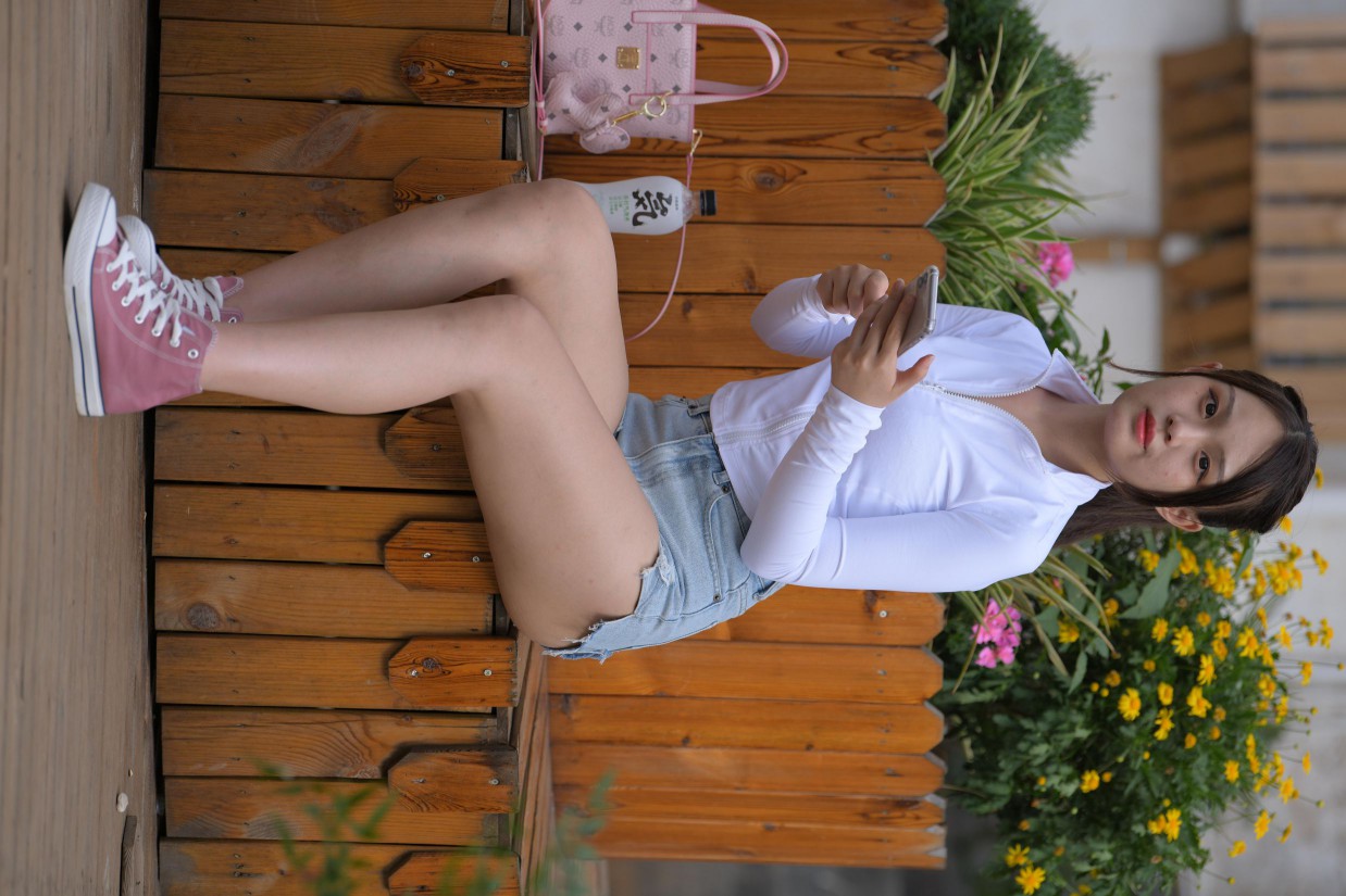 紧身牛仔短裤骑自行车的漂亮女孩【588P】00053插图6