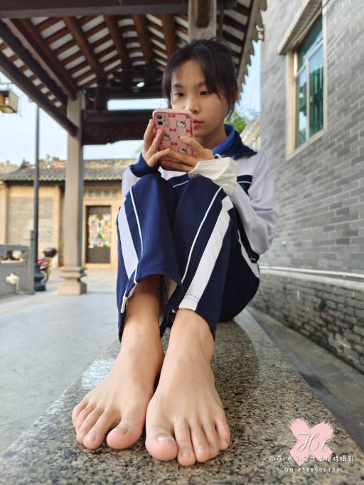 【免费】专心致志玩手机的女孩【42P】20028插图3