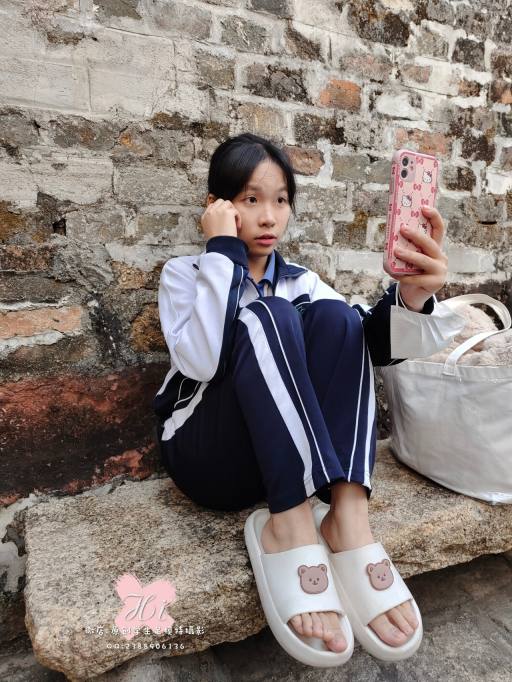 【免费】专心致志玩手机的女孩【42P】20028插图5