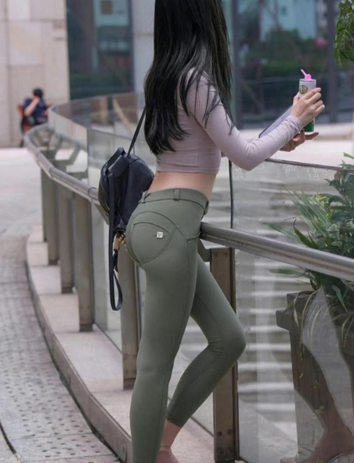 紧身牛仔裤身材很好的女人 J2060 529P1V-20.3GB-雅酷图