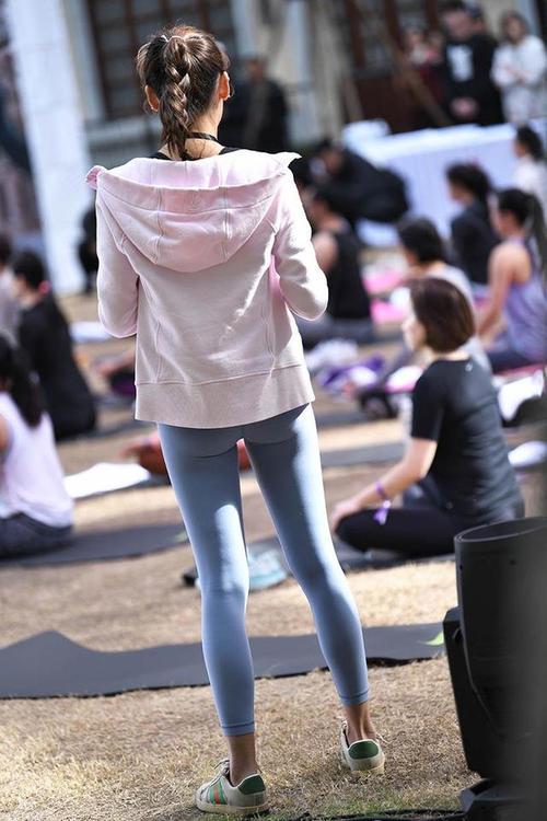 在广场看热闹的瑜伽裤女人插图1