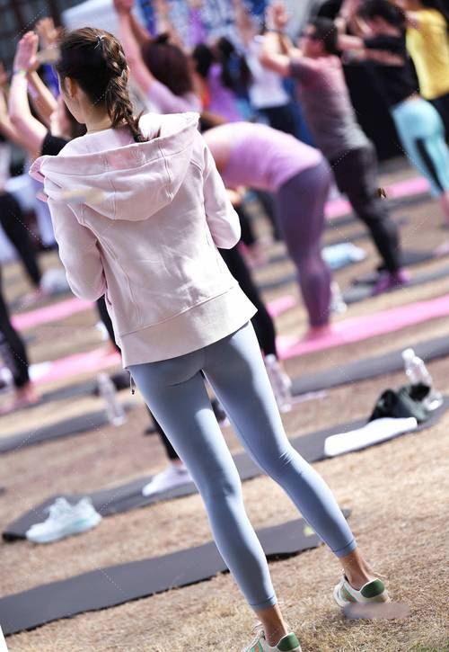 在广场看热闹的瑜伽裤女人插图