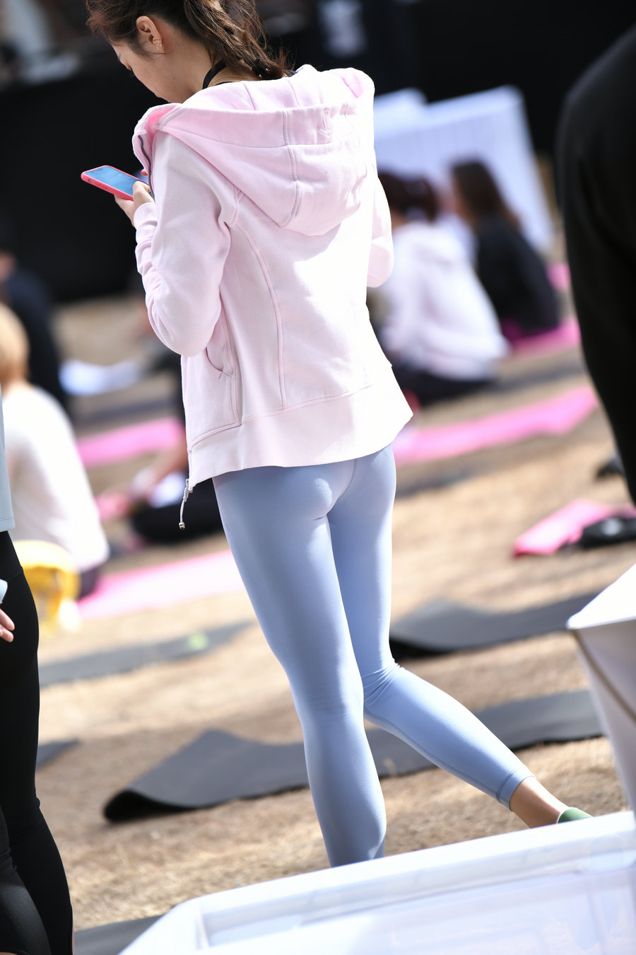 在广场看热闹的瑜伽裤女人插图2