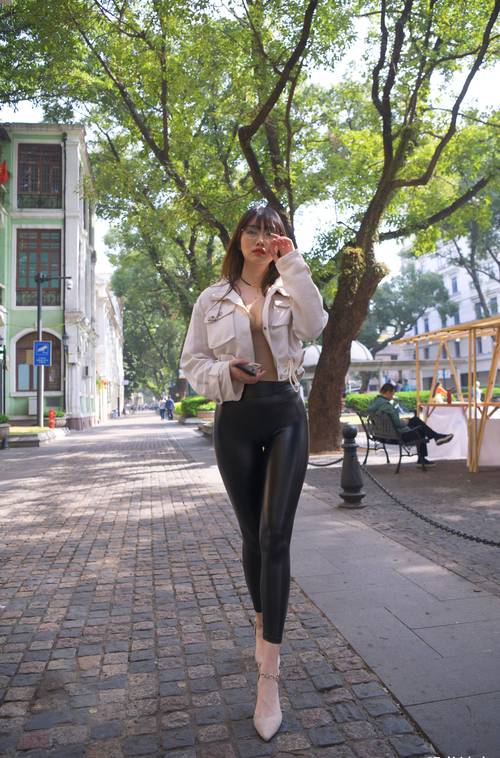 戴眼镜的皮裤女孩 J1473 1046P2V-35.5GB插图1