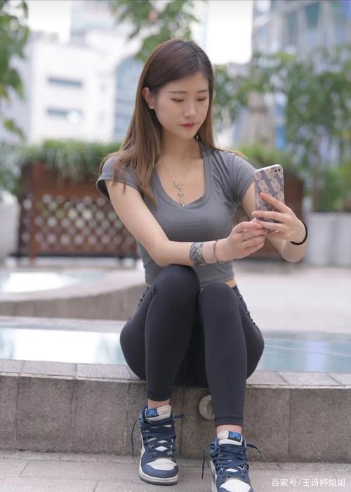 有小虎牙非常甜美的瑜伽裤女孩-雅酷图