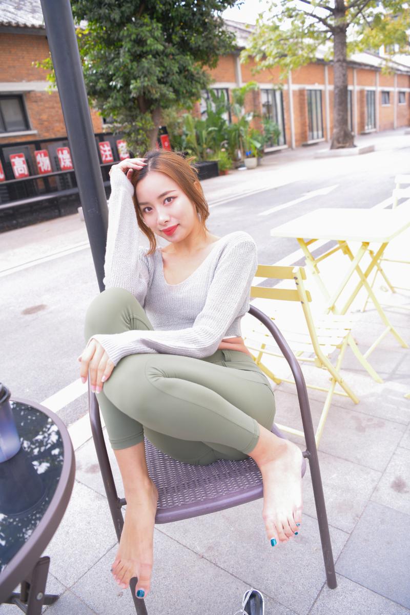 非常可爱的瑜伽裤女孩坐在凳子上 J1520 998P1V-26.5GB插图2