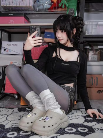 牛仔热裤+灰丝姑娘玩自拍插图7