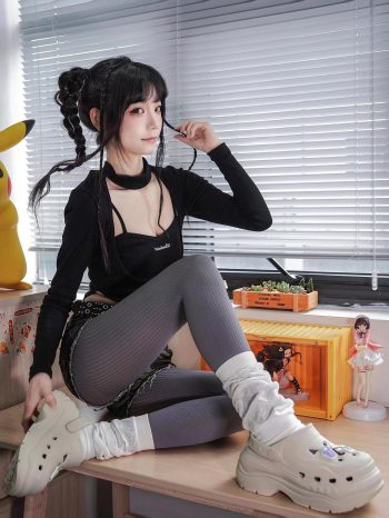 牛仔热裤+灰丝姑娘玩自拍插图8