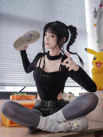 牛仔热裤+灰丝姑娘玩自拍插图9