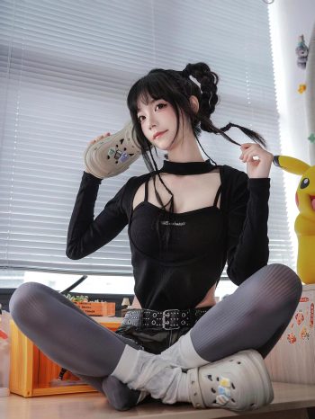 牛仔热裤+灰丝姑娘玩自拍插图4