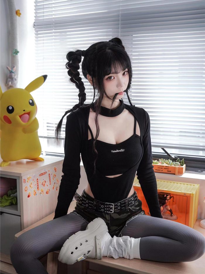 牛仔热裤+灰丝姑娘玩自拍-雅酷图