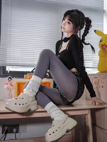 牛仔热裤+灰丝姑娘玩自拍插图2