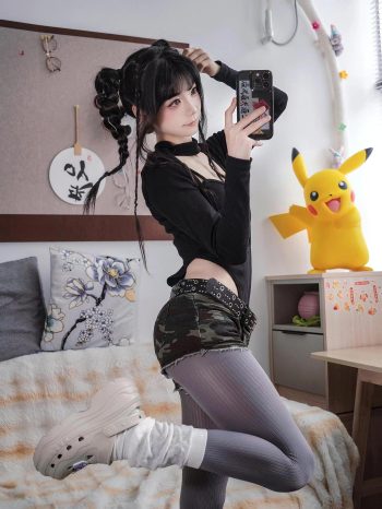 牛仔热裤+灰丝姑娘玩自拍插图1