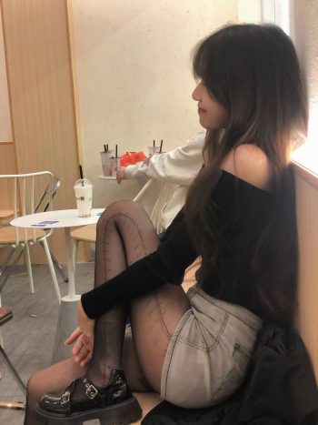 牛仔短裤+黑丝，太好看了吧插图5