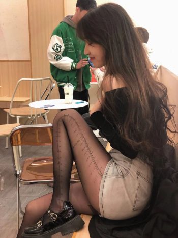 牛仔短裤+黑丝，太好看了吧插图2