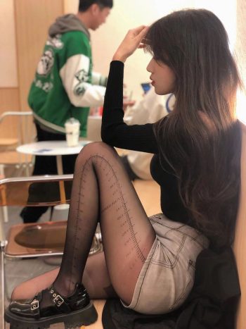 牛仔短裤+黑丝，太好看了吧插图