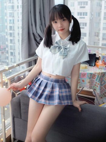 网格丝袜的清纯双马尾小姑娘插图6