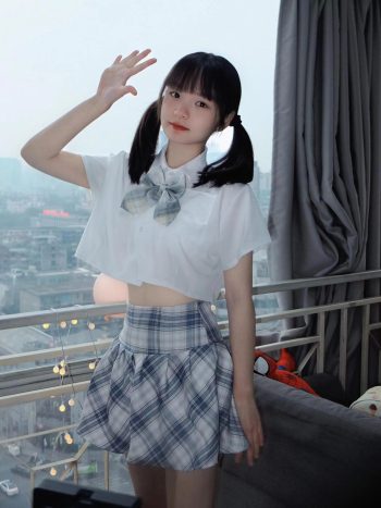 网格丝袜的清纯双马尾小姑娘插图5