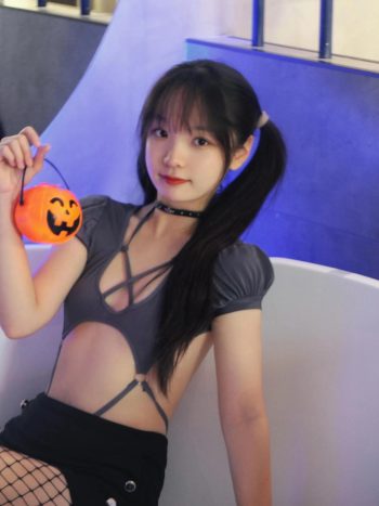 网格丝袜的清纯双马尾小姑娘插图4