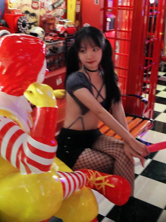 网格丝袜的清纯双马尾小姑娘-雅酷图