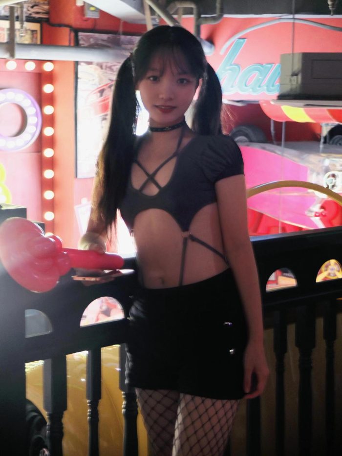 网格丝袜的清纯双马尾小姑娘-雅酷图