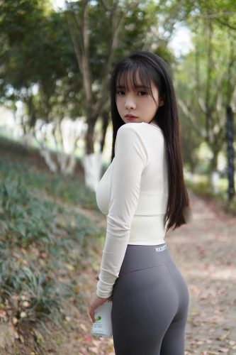 穿瑜伽裤爬山的长发少女插图8