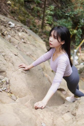 穿瑜伽裤爬山的长发少女插图7