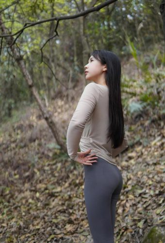 穿瑜伽裤爬山的长发少女插图4