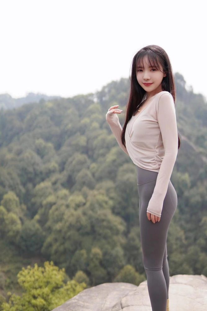 穿瑜伽裤爬山的长发少女-雅酷图