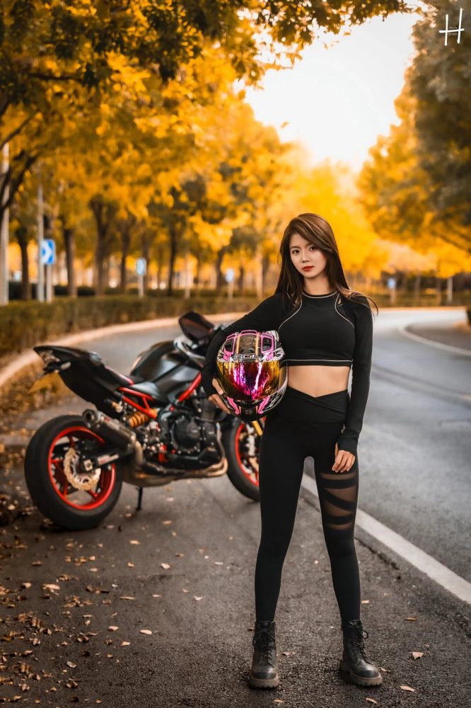 骑摩托车的瑜伽裤美女身材太好了！-雅酷图