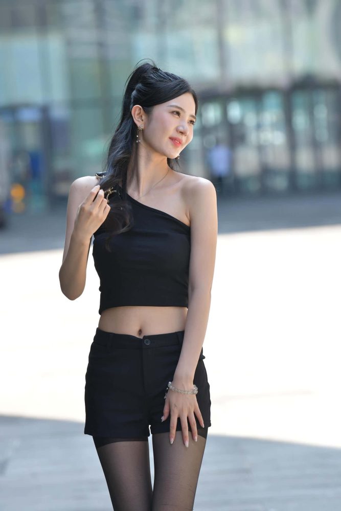 街拍黑丝美女，身材火辣-雅酷图