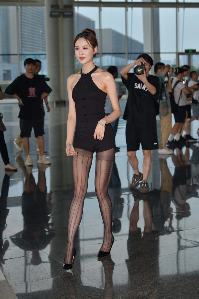 短裤黑高跟女神气 【80P】-雅酷图